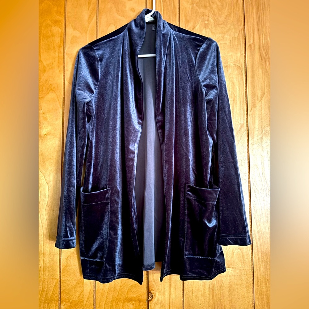 Pre-owned navy blue velvety blazer/cardigan with pockets. Fits size M